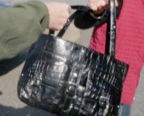 Femeie de 70 de ani, tâlhărită în plină stradă